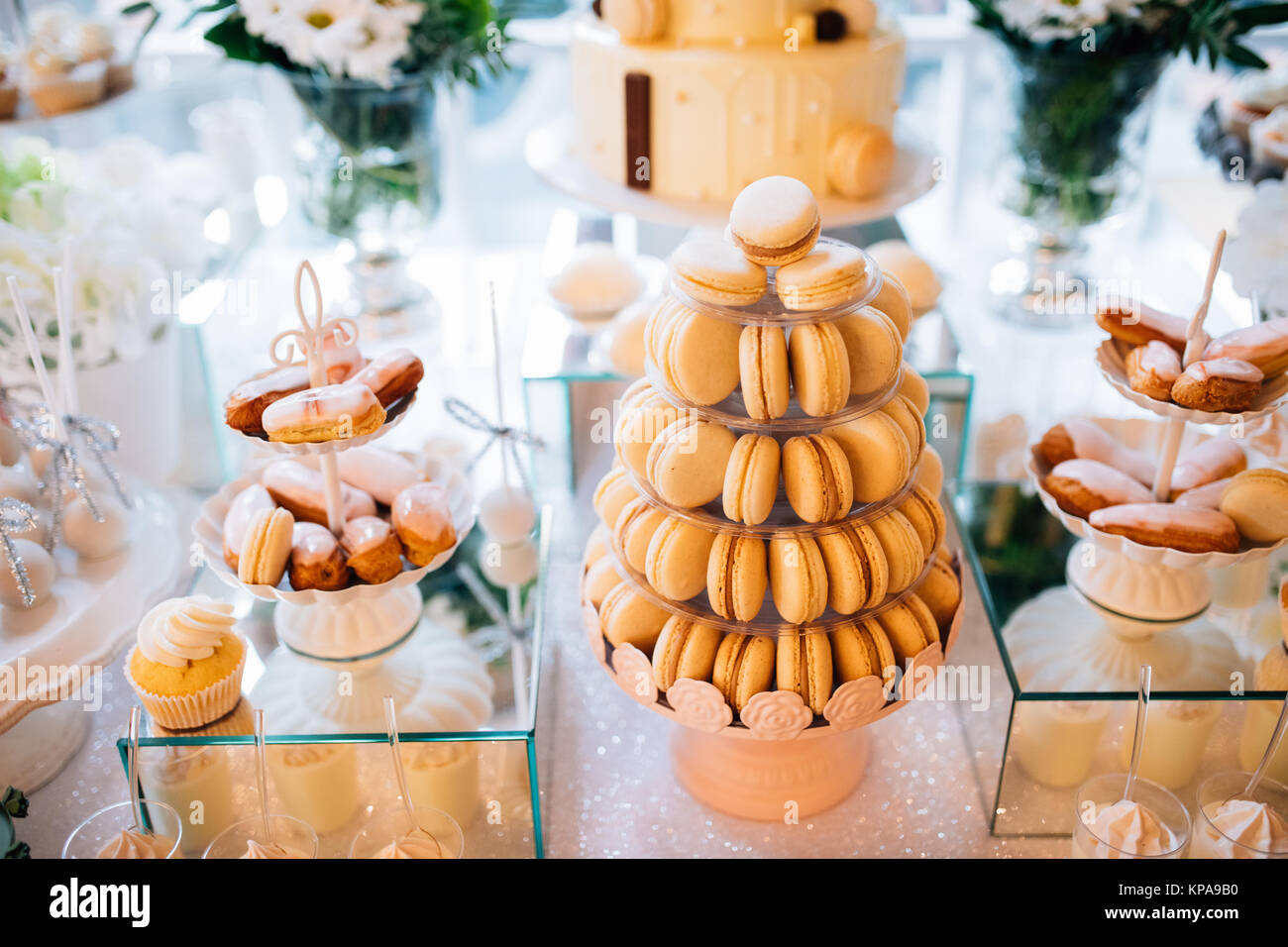 Tabla de colores con dulces y golosinas para los invitados a la boda,  recepción decorada mesa de postre. Deliciosos dulces en candy buffet  Fotografía de stock - Alamy