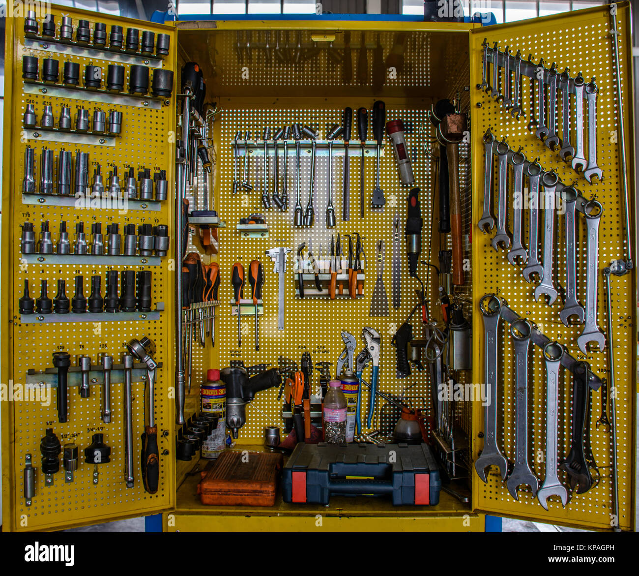 Herramientas y maquinaria en taller mecánico Fotografía de stock - Alamy