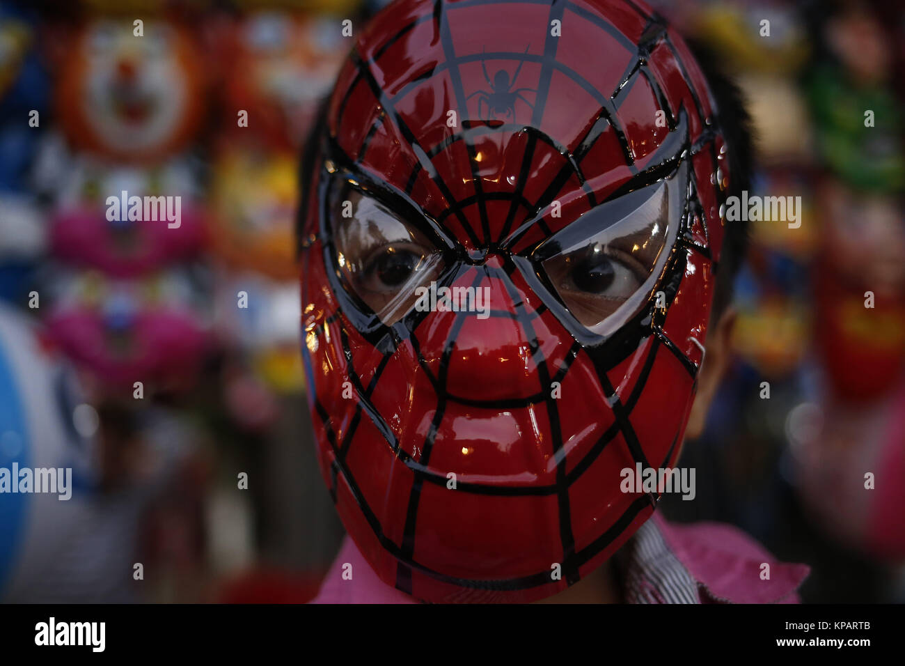 Spiderman mask fotografías e imágenes de alta resolución - Alamy