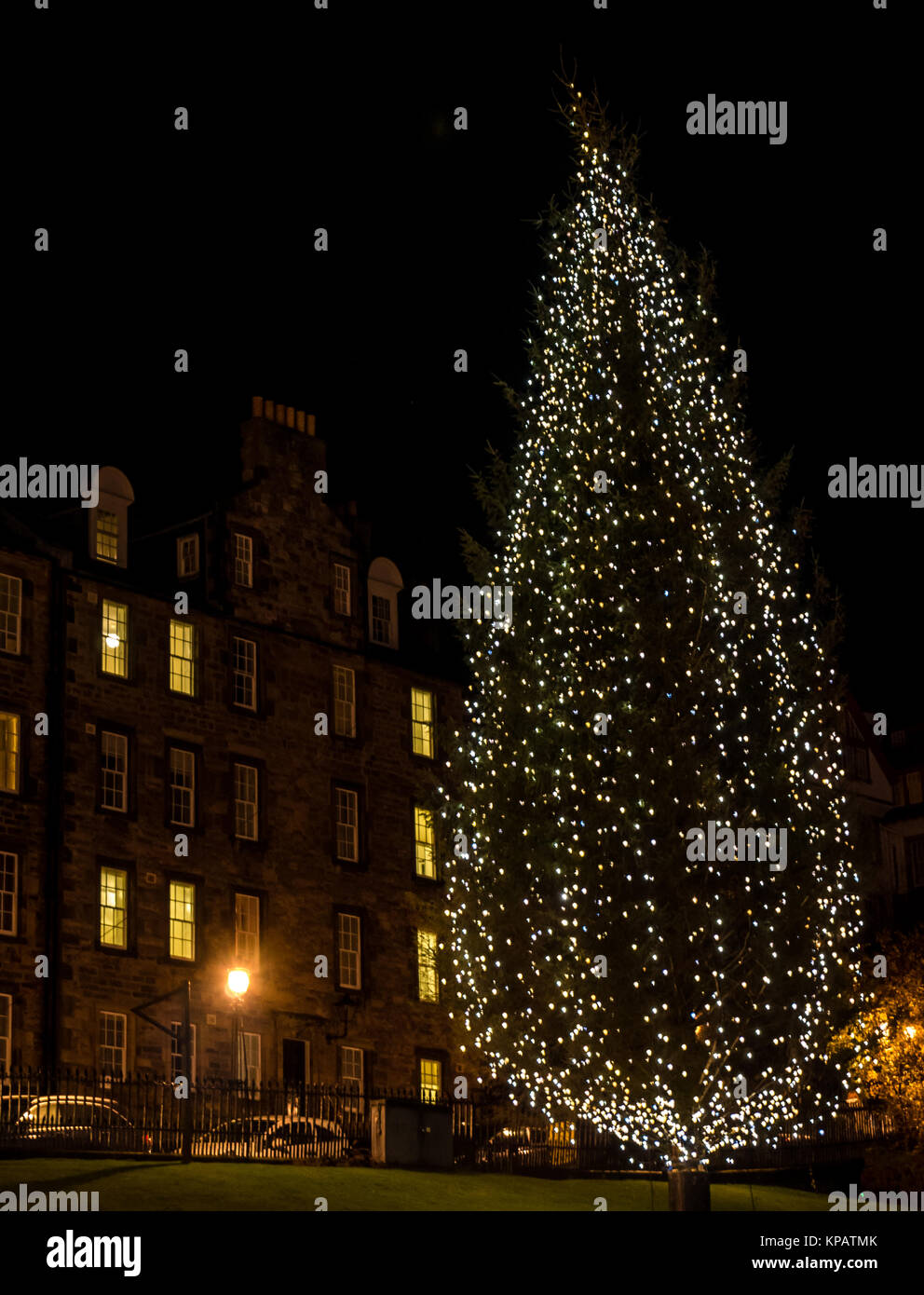 El montículo, Edimburgo, Escocia, Reino Unido, 14 de diciembre de 2017. Un gran árbol de Navidad abeto el abeto de Noruega, don de consejo del condado de Hordaland, Noruega, se ilumina la oscuridad en el montículo. El árbol es un donativo anual para la ciudad de Edimburgo Foto de stock
