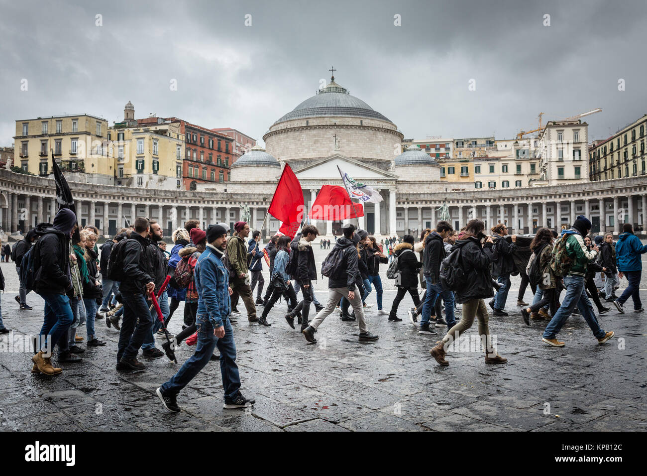 Nápoles, Italia. 15 de diciembre, 2017. En ocasión de la convocación de la Ministra General de la Alternancia School-Work en Roma por el Ministro Fedeli, con el objetivo de hacer un balance de los tres primeros años, los estudiantes de toda Italia, tomaron las calles para protestar contra lo que se considera un modelo de negocio escolástico inútil. (Italia, Nápoles, Diciembre 15th, 2017) Crédito: Agencia Fotográfica Independiente/Alamy Live News Foto de stock