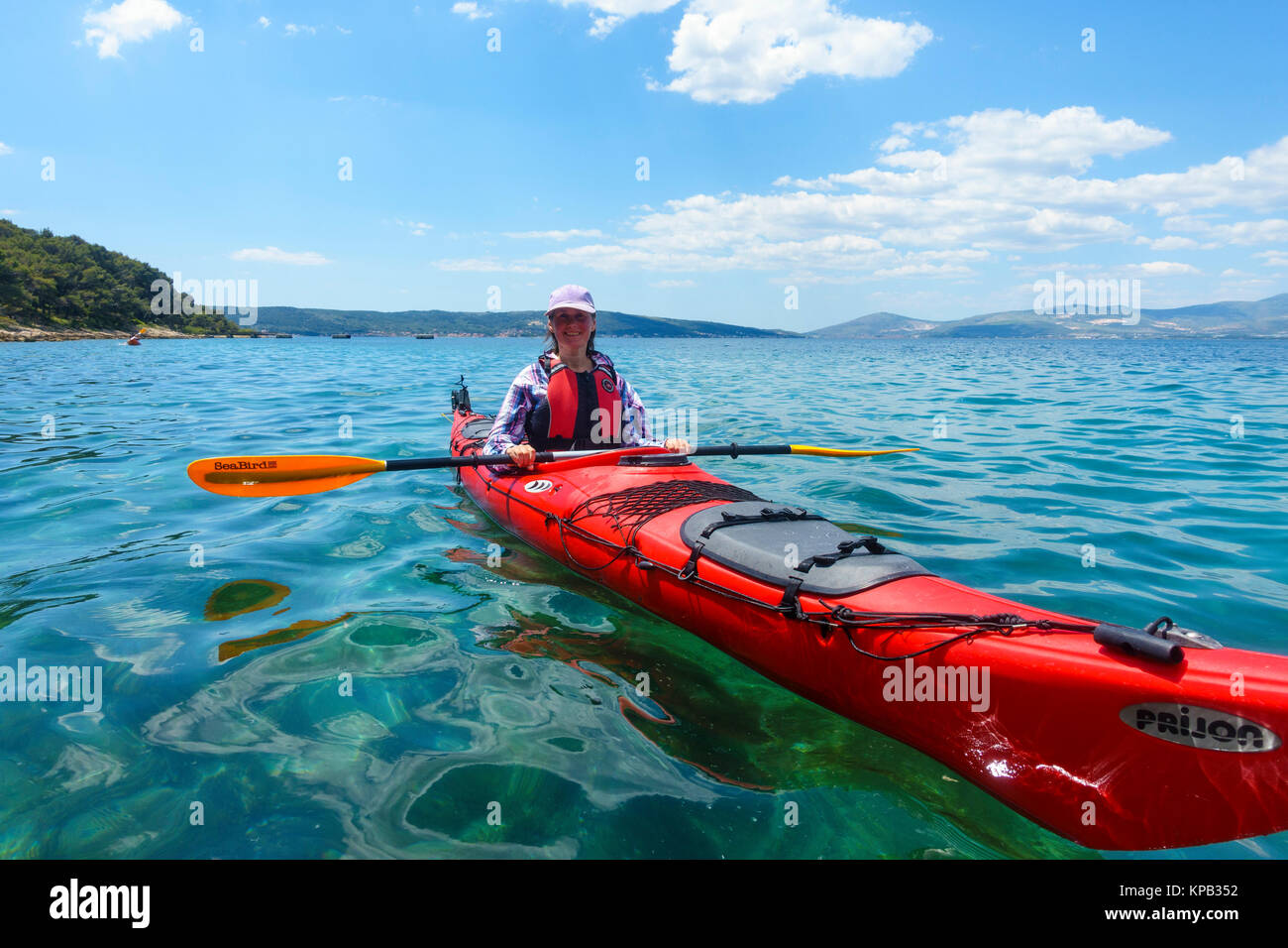 Kayak en el mar cerca de Split, Croacia Foto de stock
