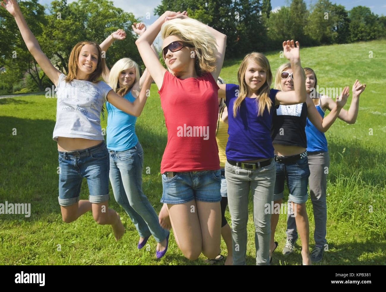 Modelo De Liberación Jugendliche Gmbh Maedchen Springen In Der Wiese Chicas Adolescentes 