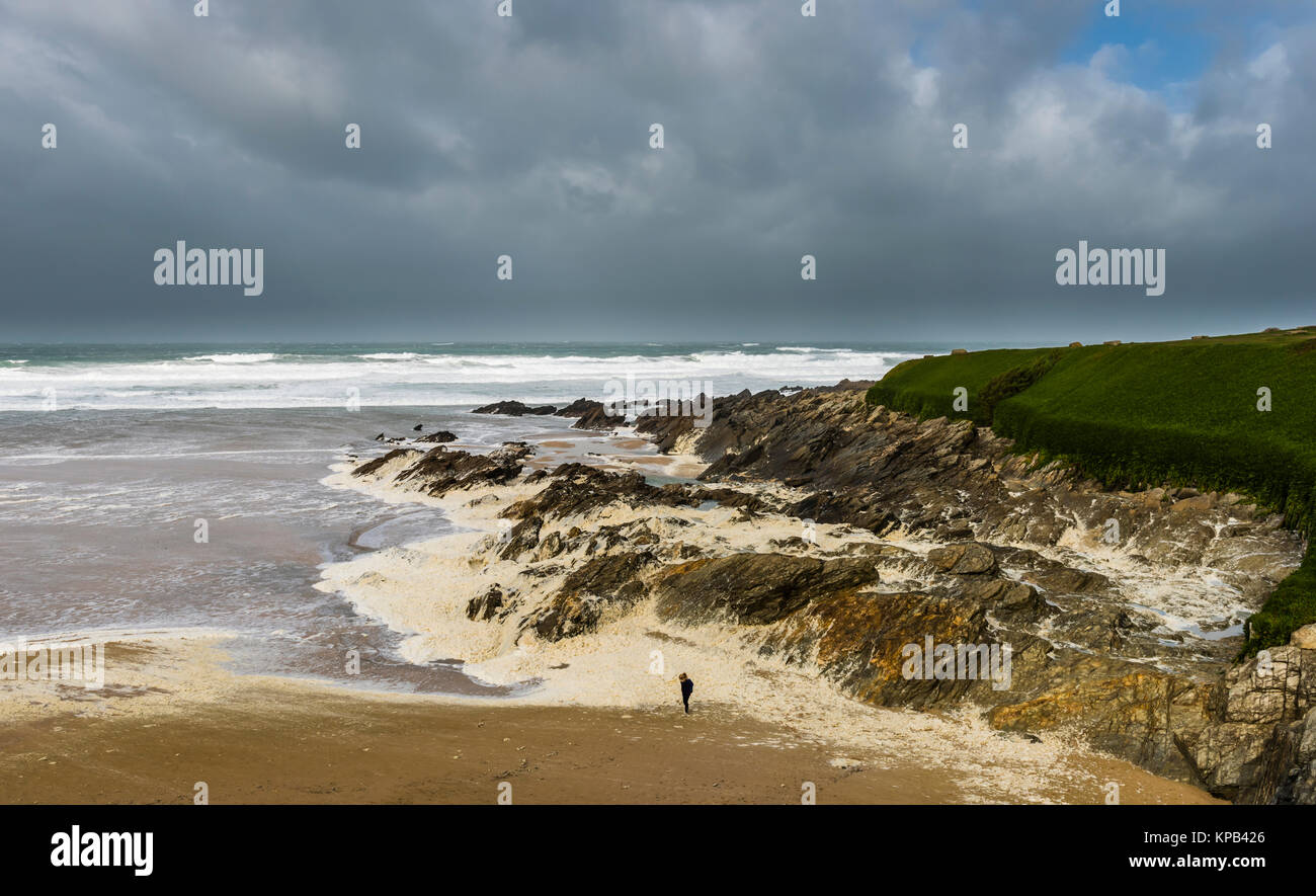 Espuma causada por la tormenta atlántica Brian en Fistral Beach, Cornualles, en el REINO UNIDO Foto de stock