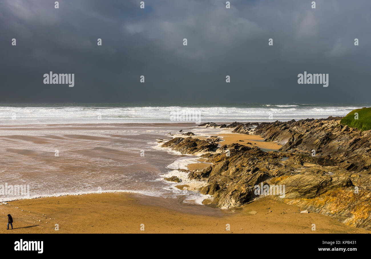 Tormenta atlántica Brian espuma en Fistral Beach, Cornualles, en el REINO UNIDO Foto de stock