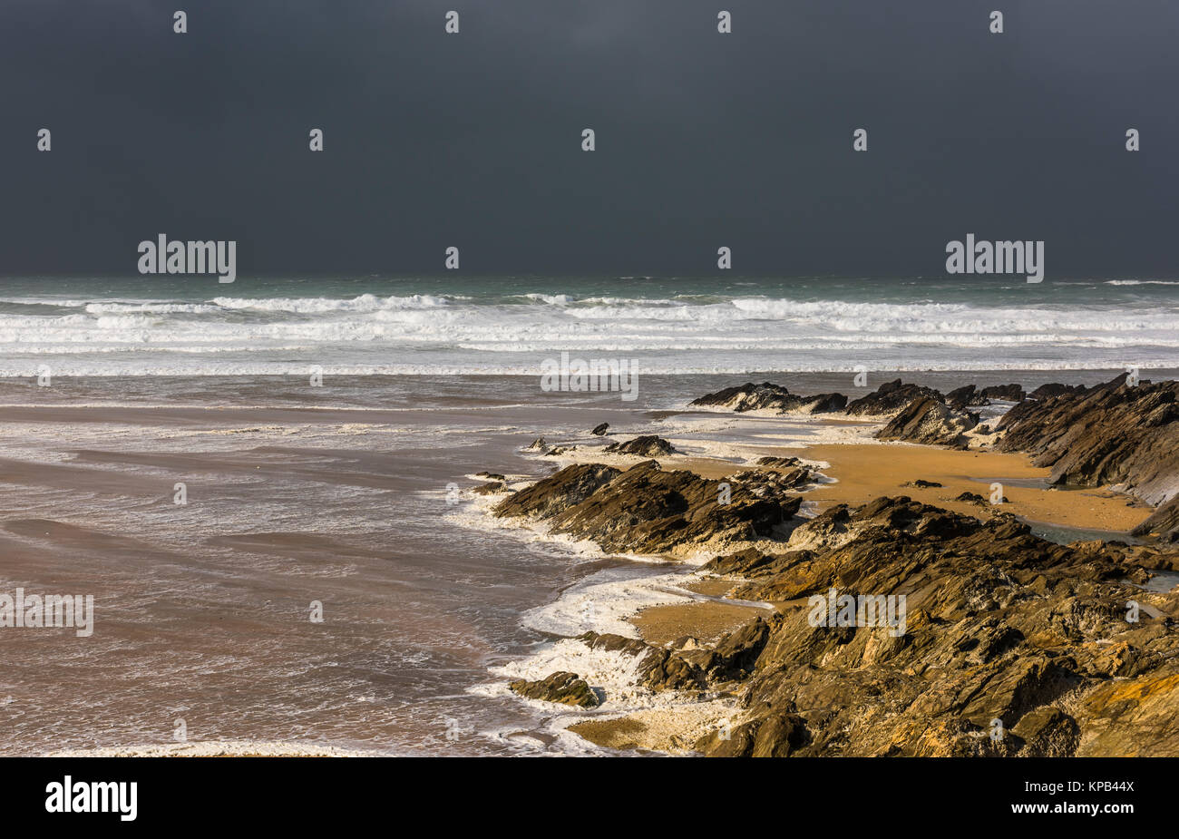 Tormenta atlántica Brian espuma en Fistral Beach, Cornualles, en el REINO UNIDO Foto de stock