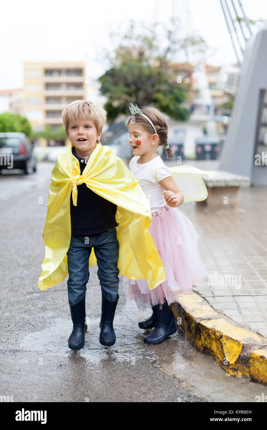 Niños disfrazados de princesa fotografías e imágenes de alta resolución -  Alamy