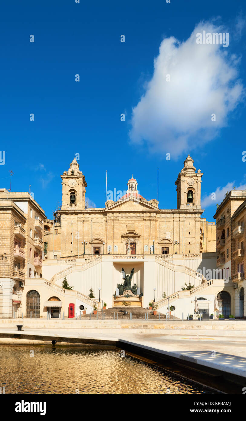 Iglesia de la Inmaculada Concepción en Vittoriosa, las tres ciudades de Malta, en un día luminoso Foto de stock
