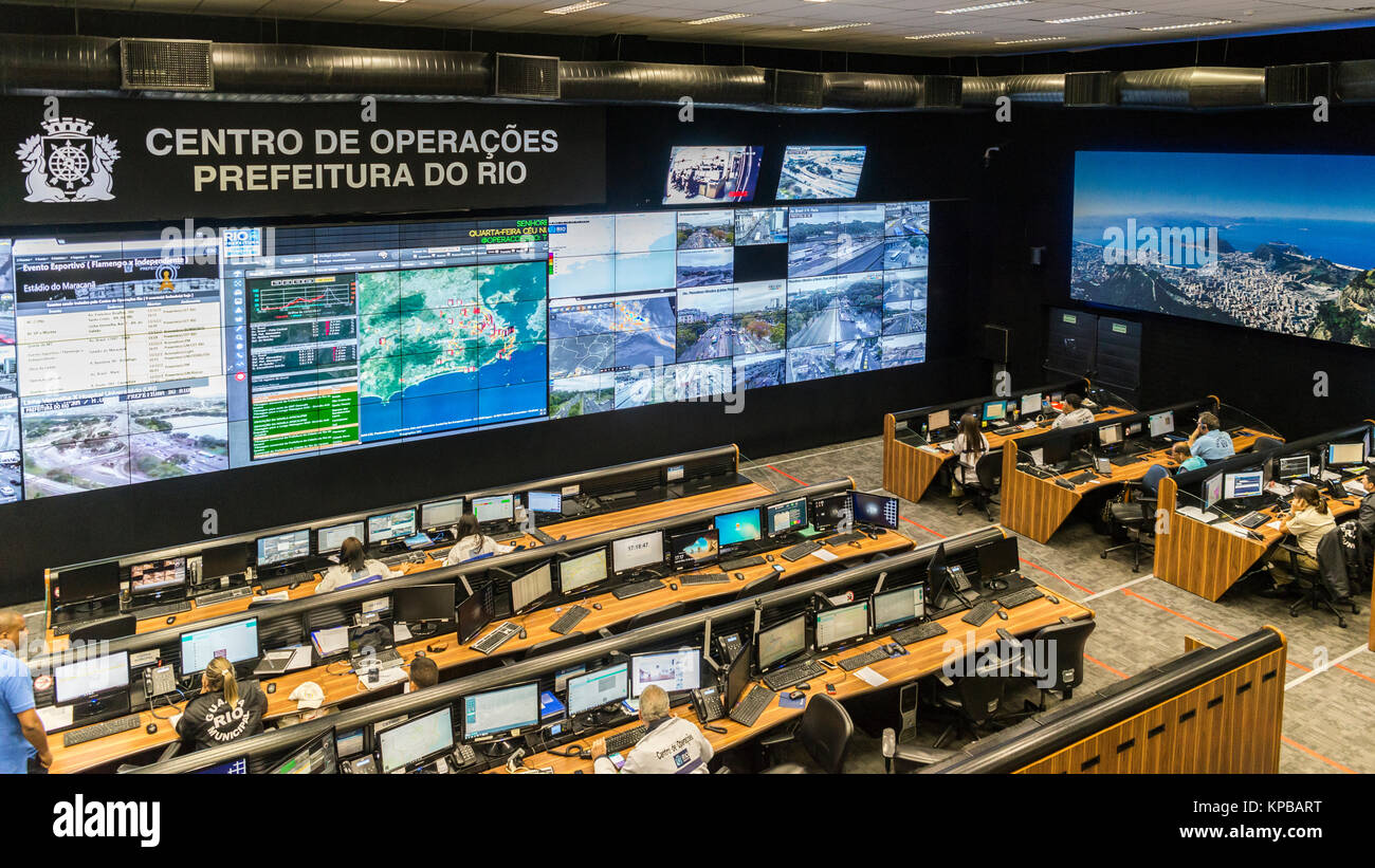 Sala de control de operaciones en la ciudad de Río de Janeiro, reunir  diversos datos proporcionados por las estaciones meteorológicas, cámara de  flujo de tráfico Fotografía de stock - Alamy