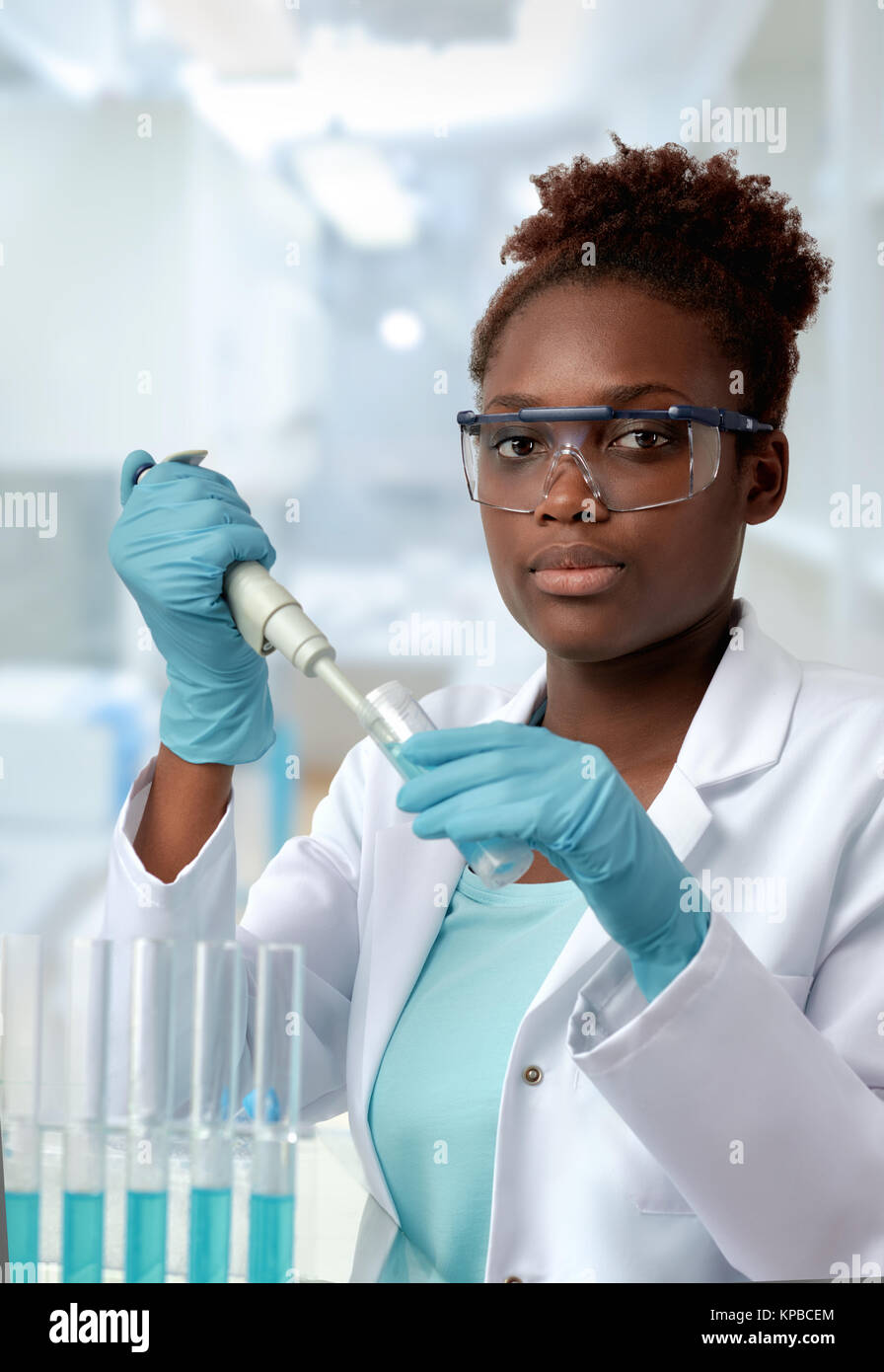 Afro-american scientist o estudiante graduado en el laboratorio de capa y ropa protectora trabaja en laboratorio moderno Foto de stock