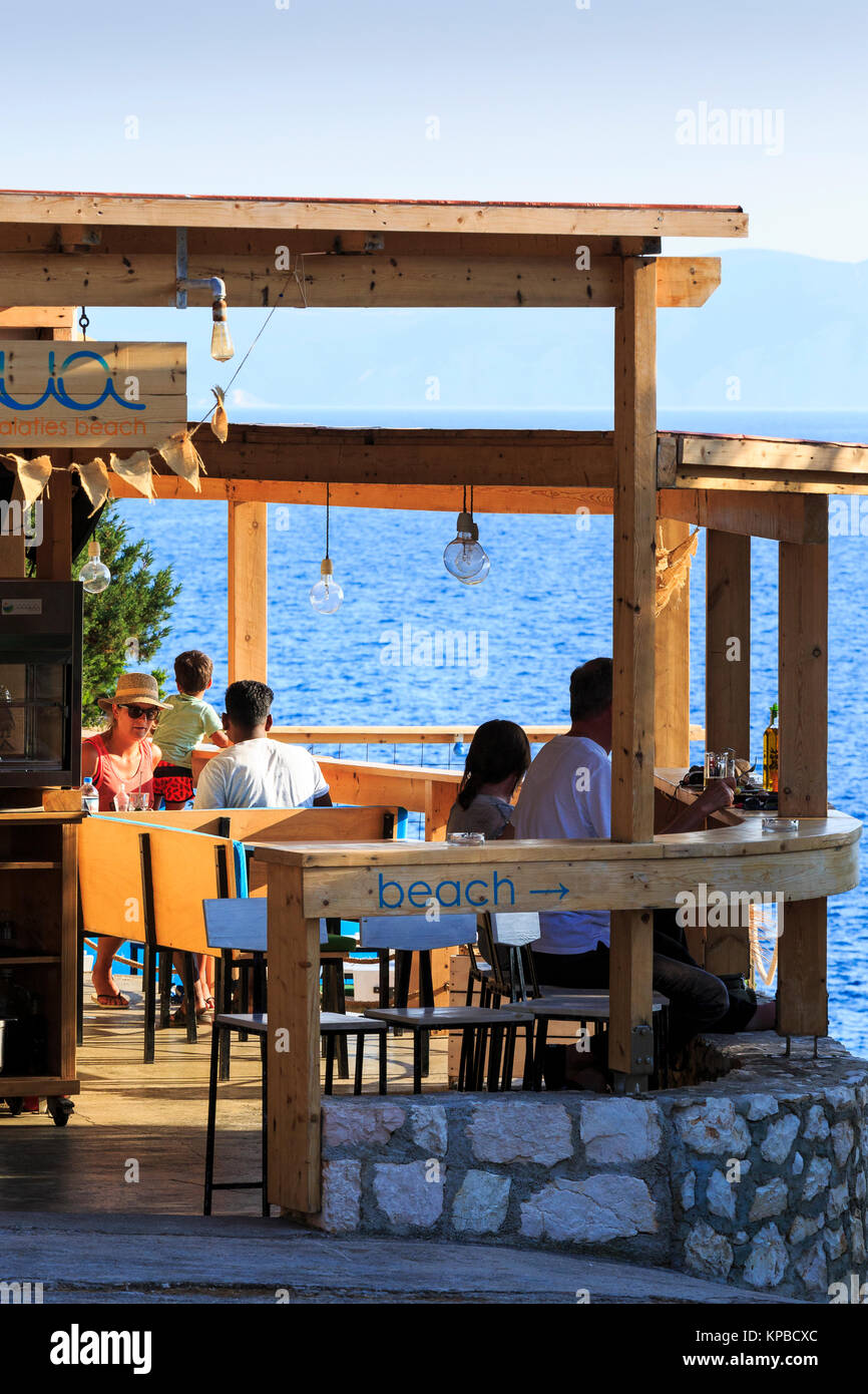 El bar de la playa, playa Alaties, Cefalonia, Grecia Foto de stock