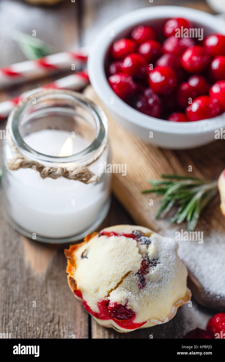 Papel magdalenas con chocolate y bollos de masa Fotografía de stock - Alamy