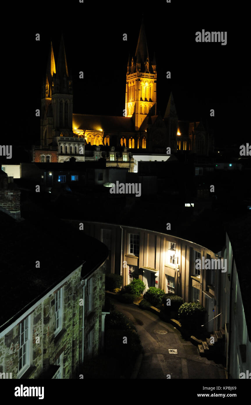 Por la noche, la Catedral de Truro con Walsingham, coloque en primer plano. Foto de stock