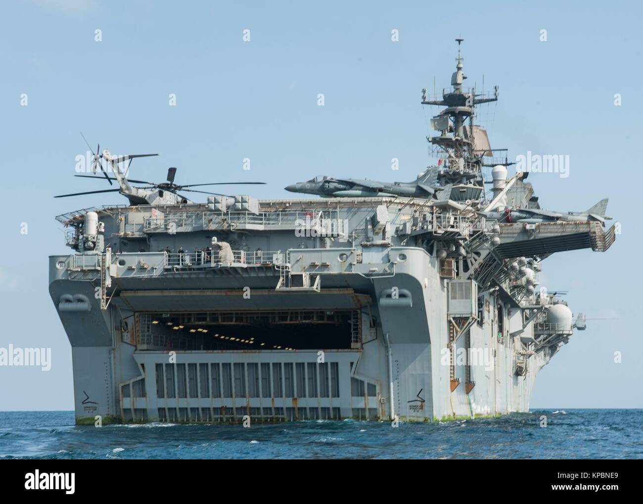 La Marina estadounidense de asalto anfibio de clase Wasp buque USS Makin Island se vaporiza en curso, 11 de diciembre de 2014 en el Golfo de Adén. Foto de stock