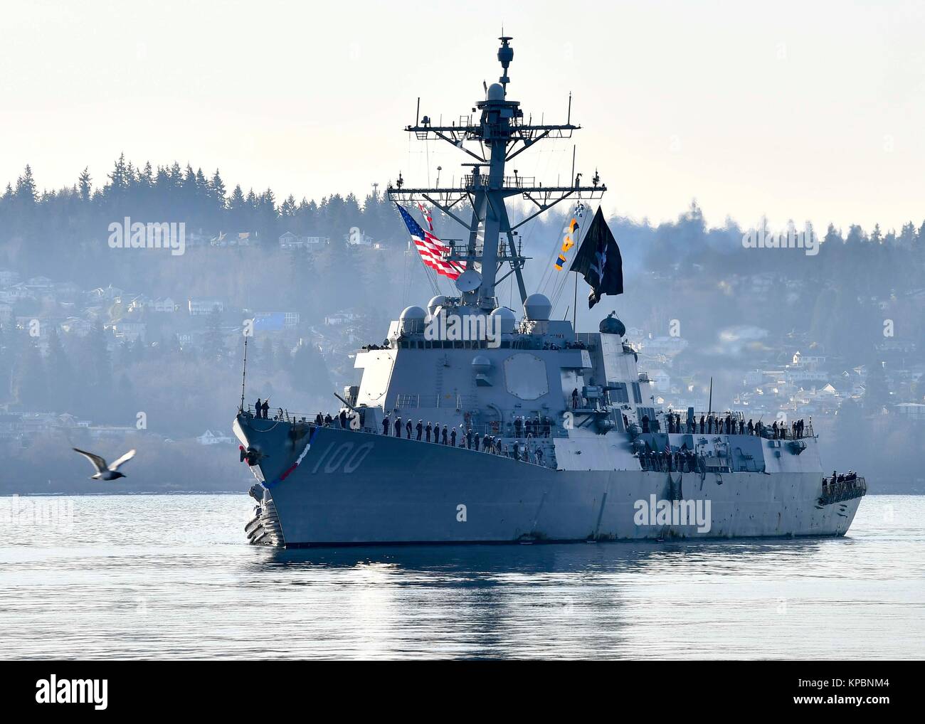 La Marina de los Estados Unidos de clase Arleigh Burke de misiles guiados destructor USS Kidd regresa a casa a la Estación Naval Everett Diciembre 10, 2017 en Everett, Washington. Foto de stock