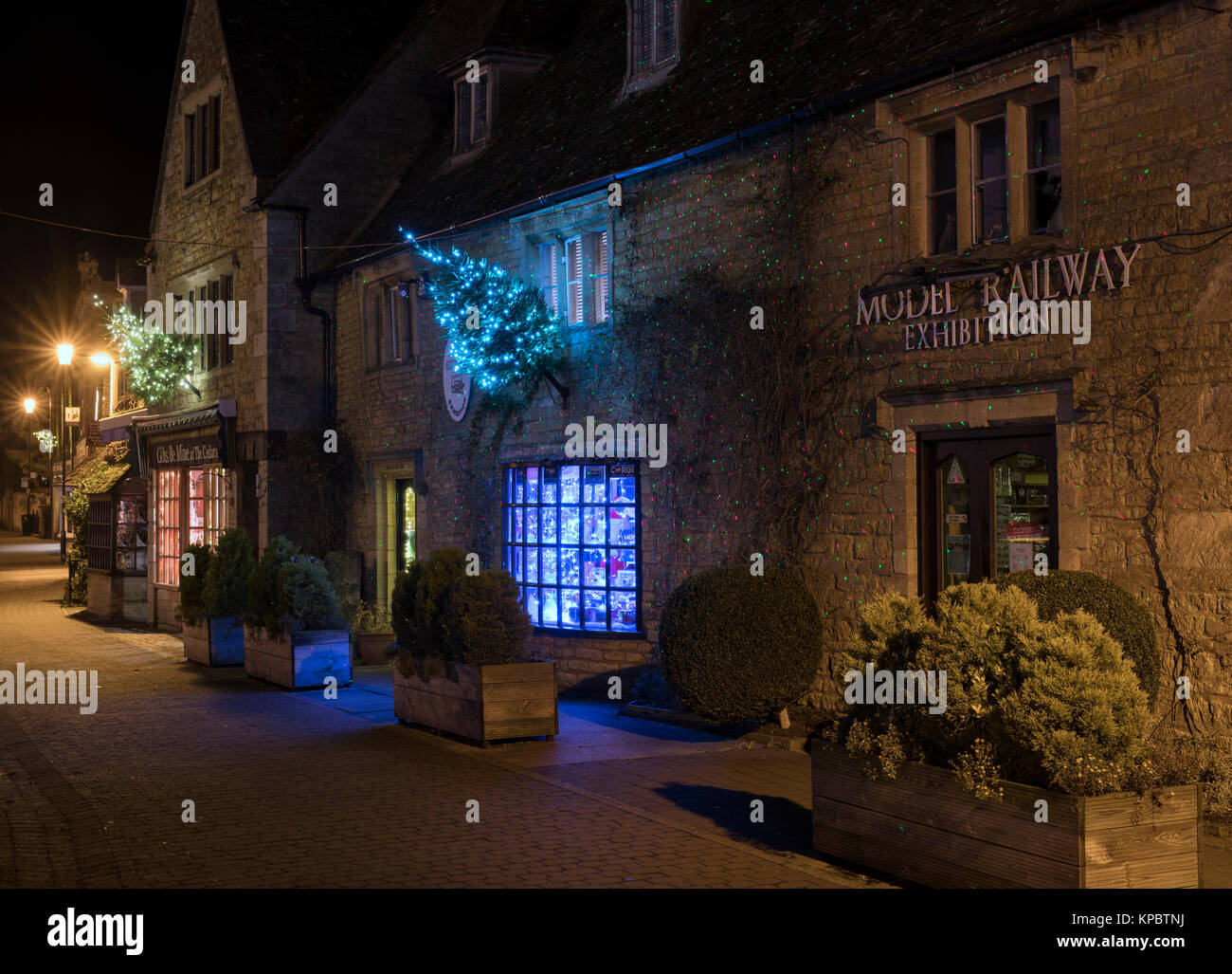 Bourton sobre el agua, tiendas con árboles de navidad y luces a lo