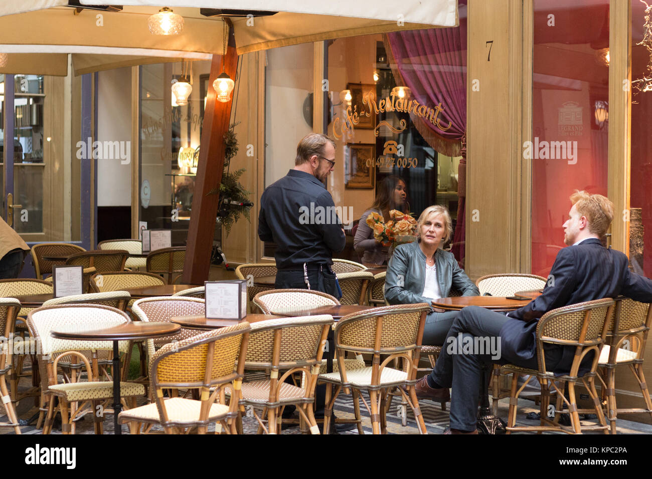 Hombre y Mujer sentada en un Café de París Foto de stock