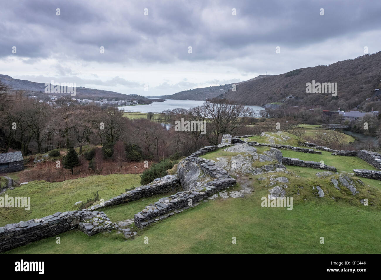 La vista desde el Castillo de Dolbadarn,más de Llyn Padarn Lago, ubicado en la base de Llanberis Pass, Gwynedd, el Parque Nacional de Snowdonia, al norte de Gales. Foto de stock