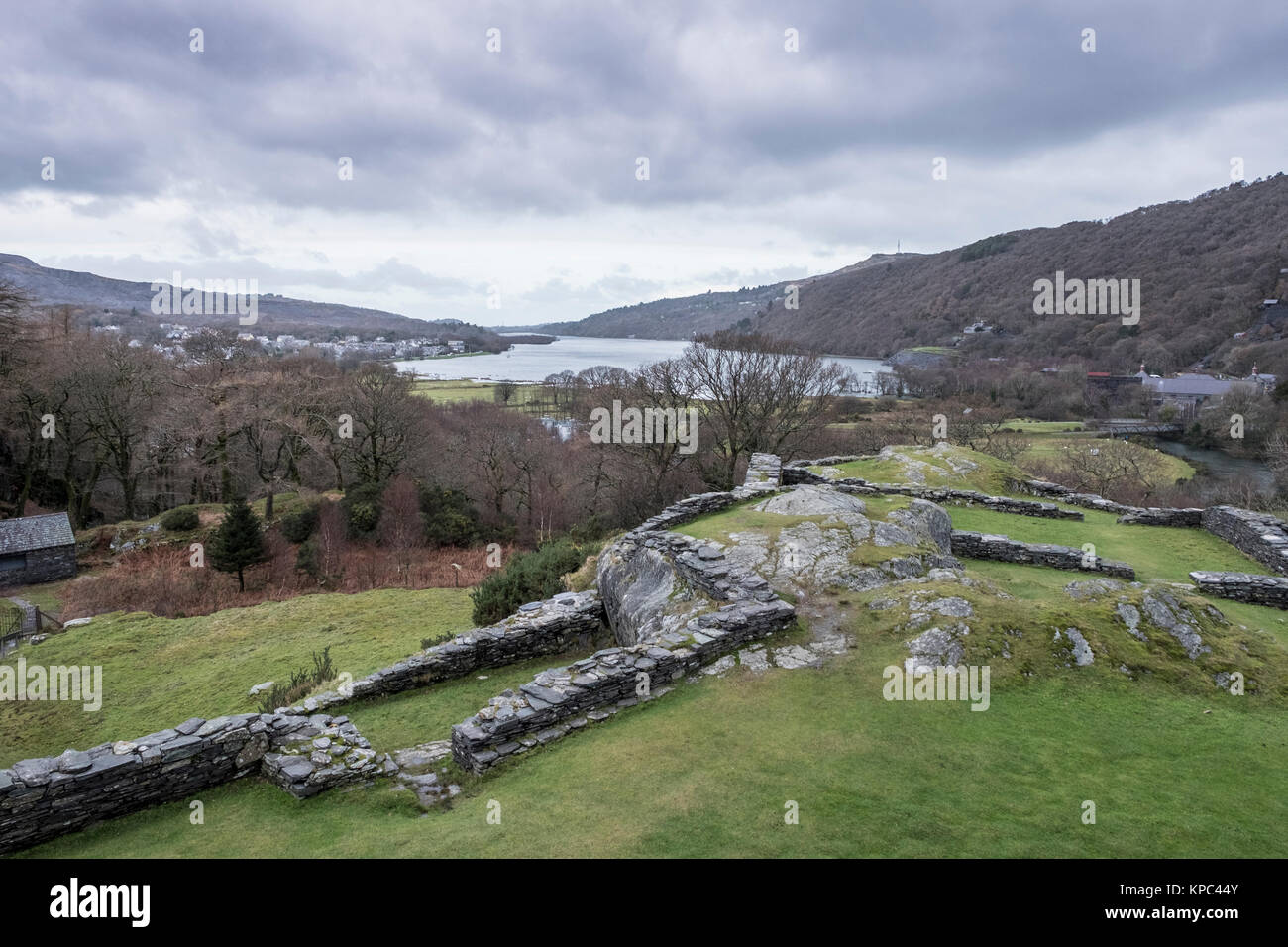 La vista desde el Castillo de Dolbadarn,más de Llyn Padarn Lago, ubicado en la base de Llanberis Pass, Gwynedd, el Parque Nacional de Snowdonia, al norte de Gales. Foto de stock