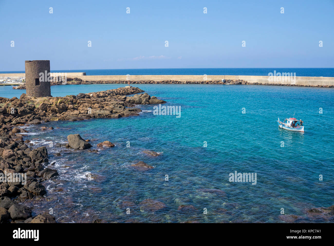 Barco de pesca a la entrada del puerto de Castelsardo, Cerdeña, Italia, el mar Mediterráneo, Europa Foto de stock