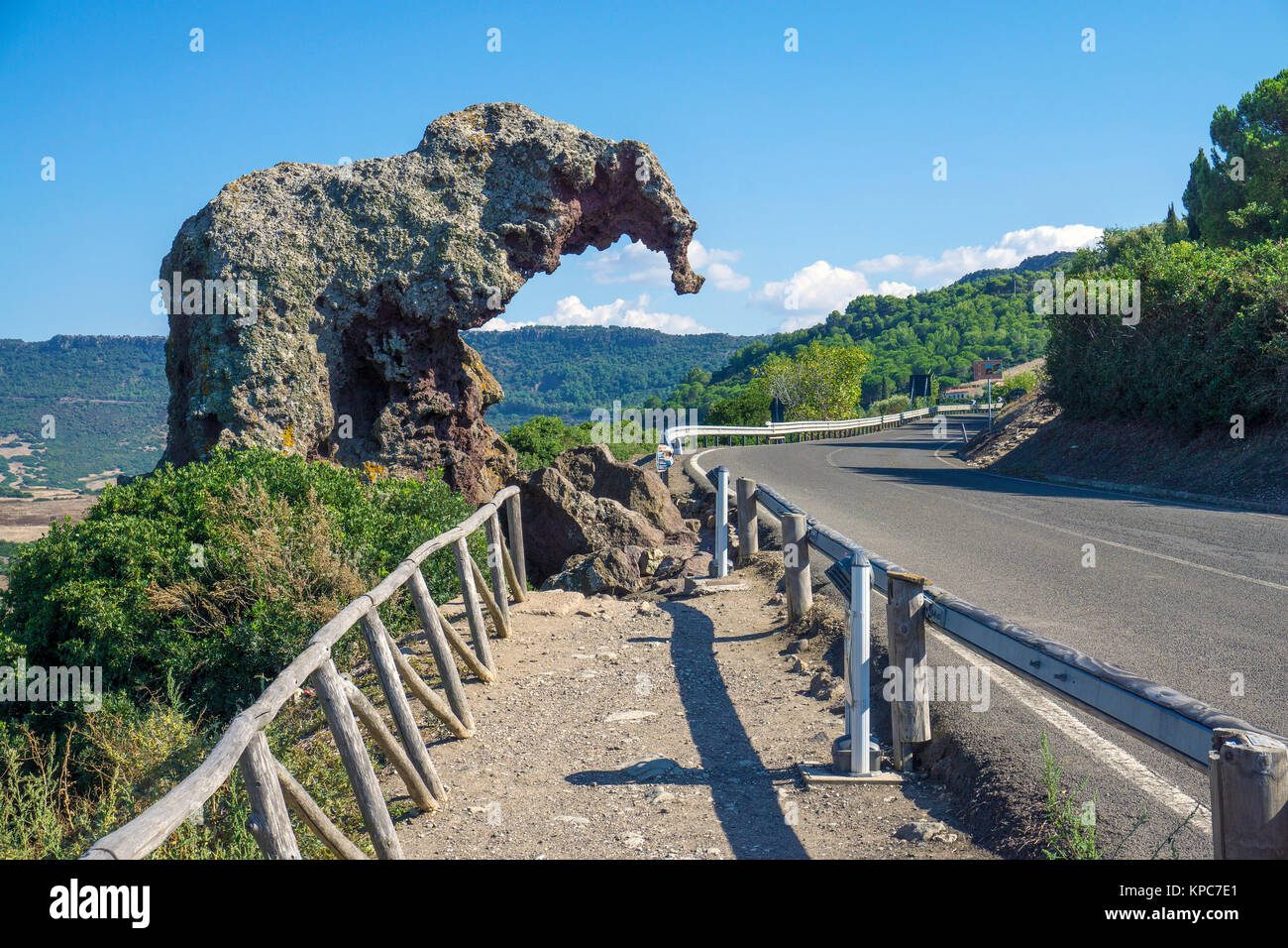 Elephant Rock, atracción turística en Castelsardo, Cerdeña, Italia, el mar Mediterráneo, Europa Foto de stock