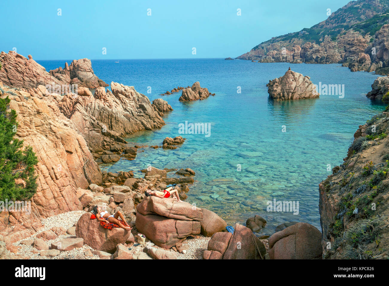 Tomar el sol sobre rocas de pórfido, paisaje costero en Costa Paradiso, Cerdeña, Italia, el mar Mediterráneo, Europa Foto de stock