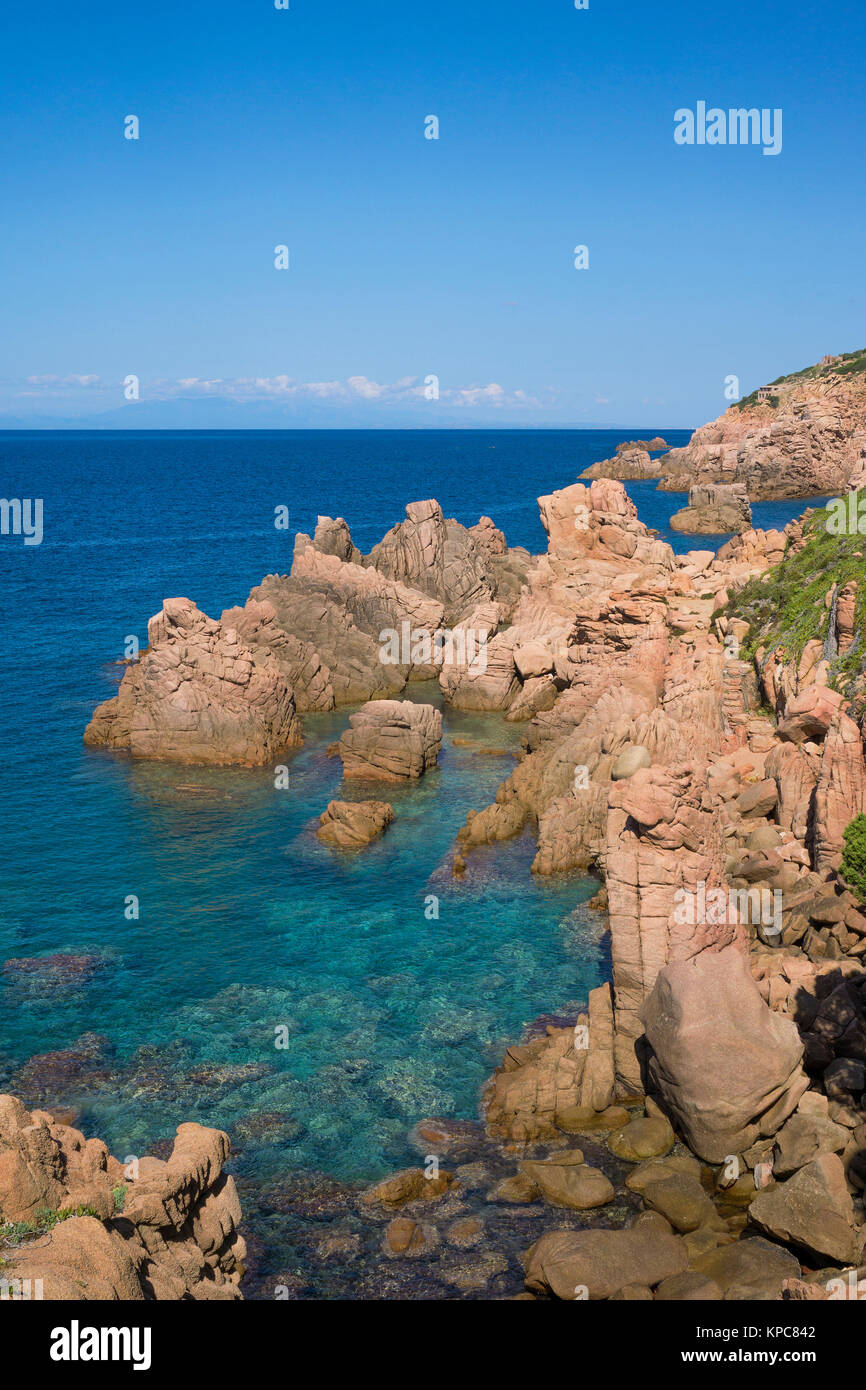 Rocas de pórfido, paisaje costero en Costa Paradiso, Cerdeña, Italia, el mar Mediterráneo, Europa Foto de stock