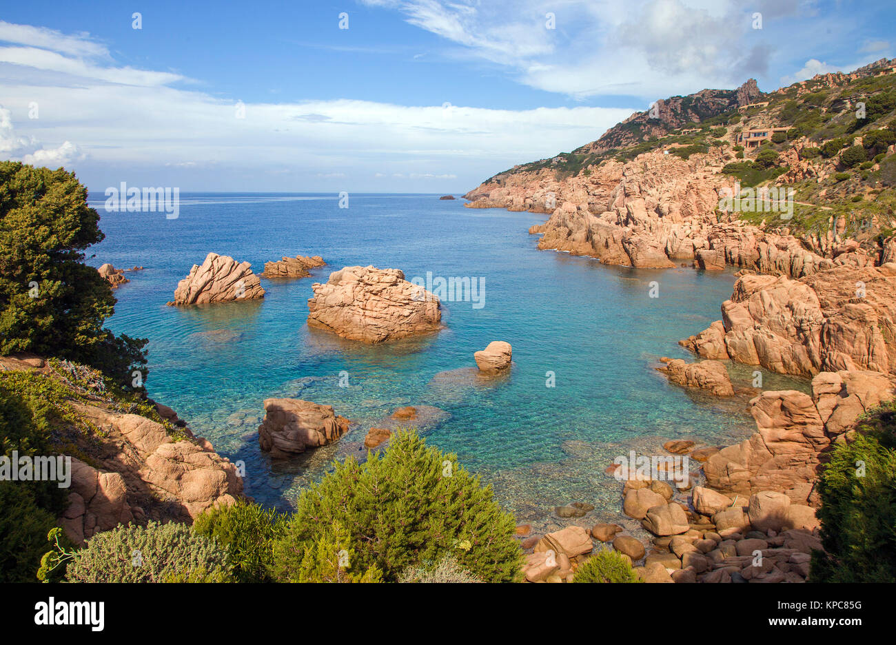 Rocas de pórfido, paisaje costero en Costa Paradiso, Cerdeña, Italia, el mar Mediterráneo, Europa Foto de stock