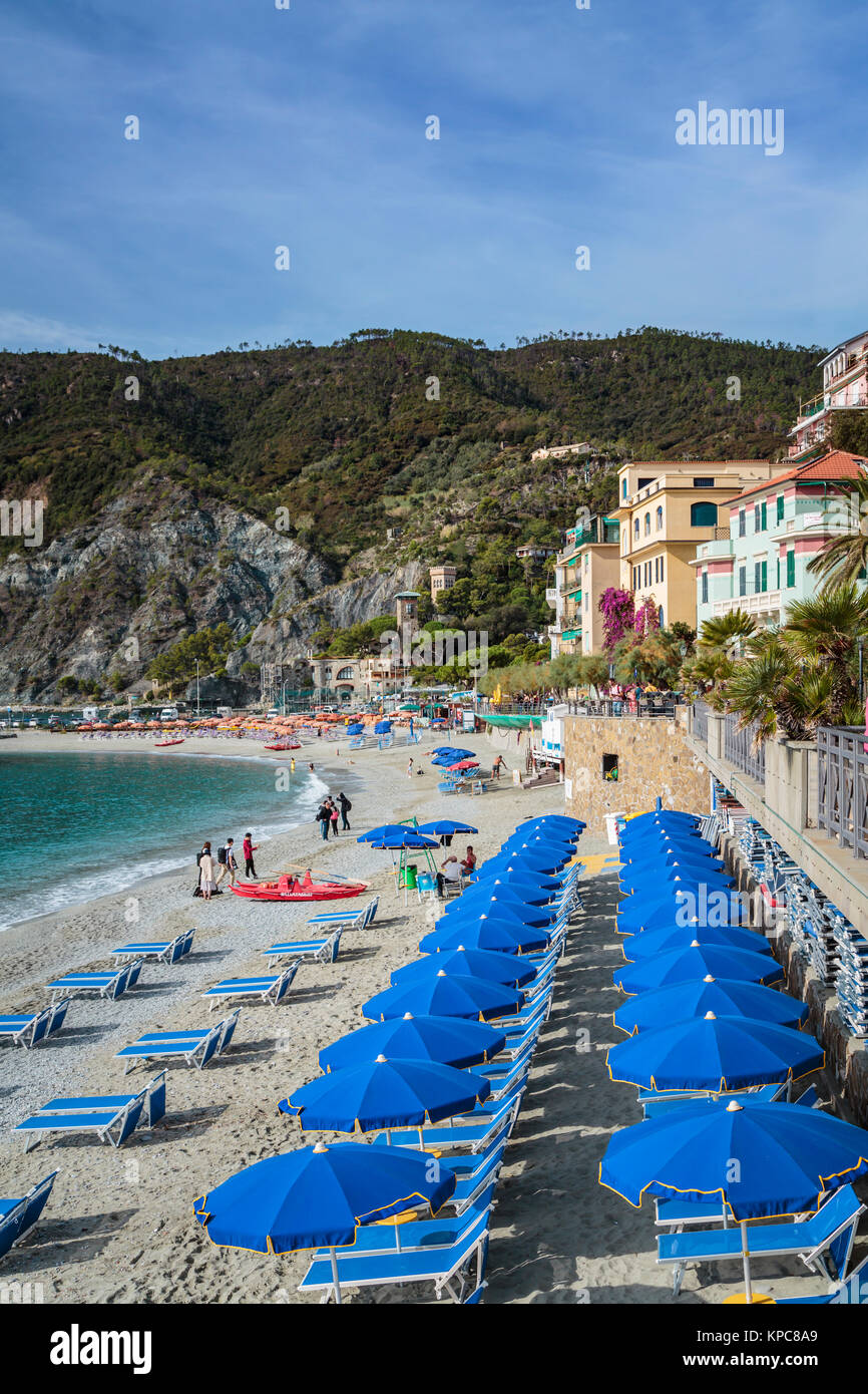 La playa de arena con sombrillas azul de Monterosso Al Mare, Liguria,  Italia, Europa Fotografía de stock - Alamy