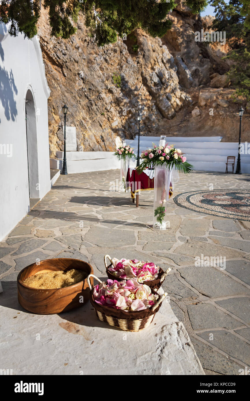 La capilla de bodas listos para la ceremonia en Saint Paul's Bay en Rodas, Grecia Foto de stock