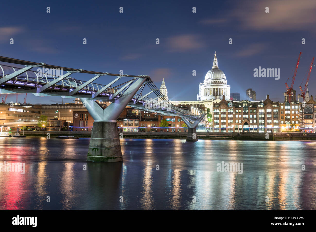 Millenium Bridge y la Catedral de San Pablo, por la noche, Londres, Inglaterra, Gran Bretaña Foto de stock