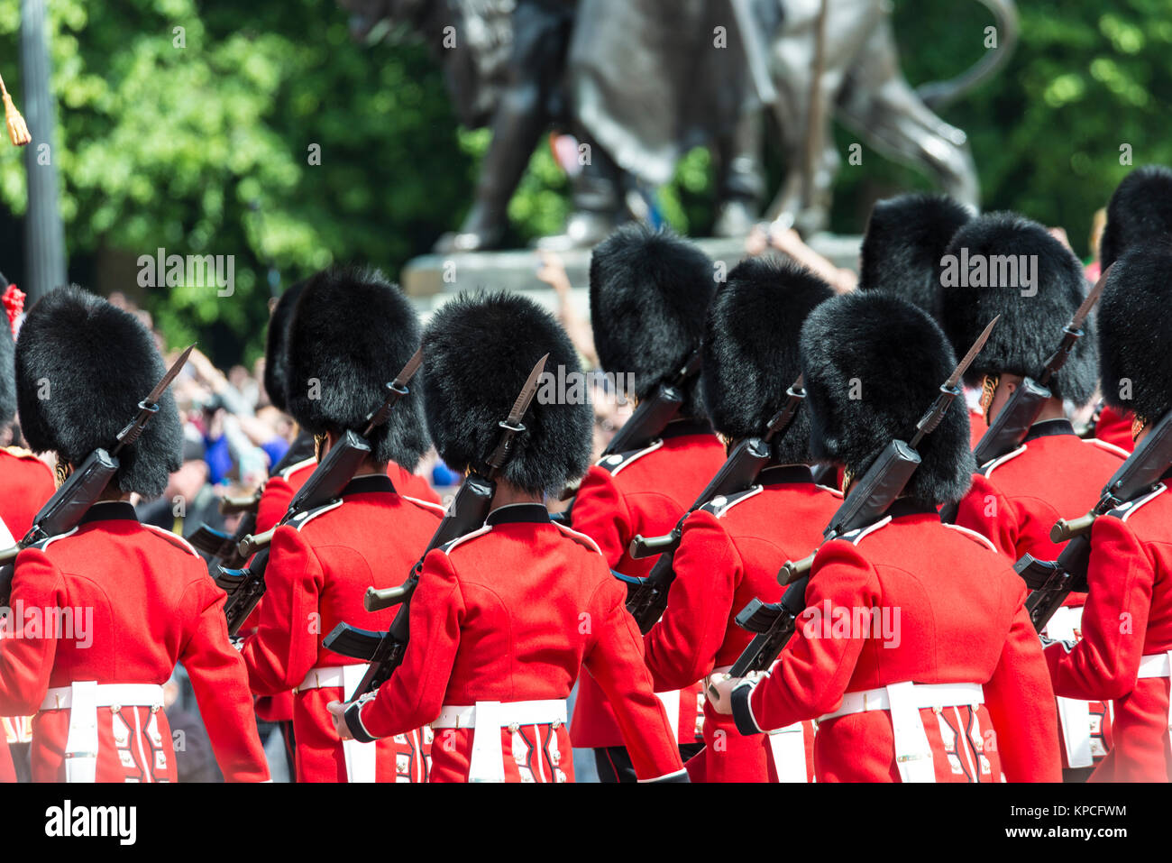 Los guardias de la Guardia Real con bearskin pac y bayoneta, el cambio de guardia, Tradicional cambiando, el Palacio de Buckingham Foto de stock