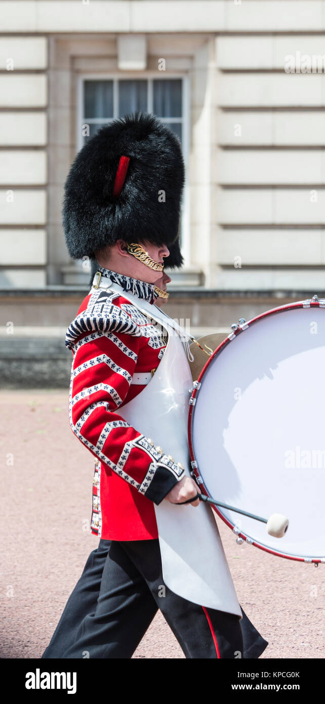 Guardia de la guardia real con bearskin pac y tambor, el cambio de guardia, Tradicional cambiando, Buckingham Palace, London Foto de stock