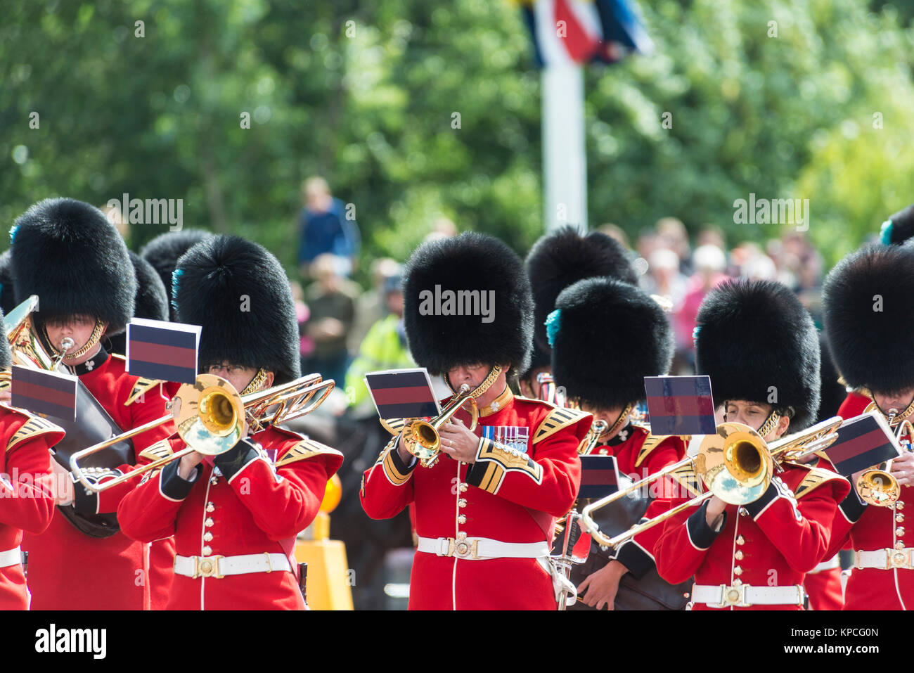 Brass Band, guardias de la guardia real con bearskin cap, el cambio de guardia, Tradicional cambiando, Buckingham Palace, London Foto de stock