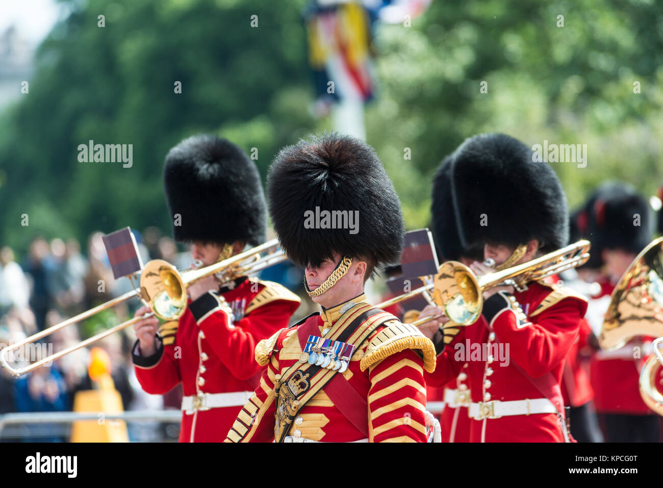 Brass Band, guardias de la guardia real con bearskin cap, el cambio de guardia, Tradicional cambiando, Buckingham Palace, London Foto de stock