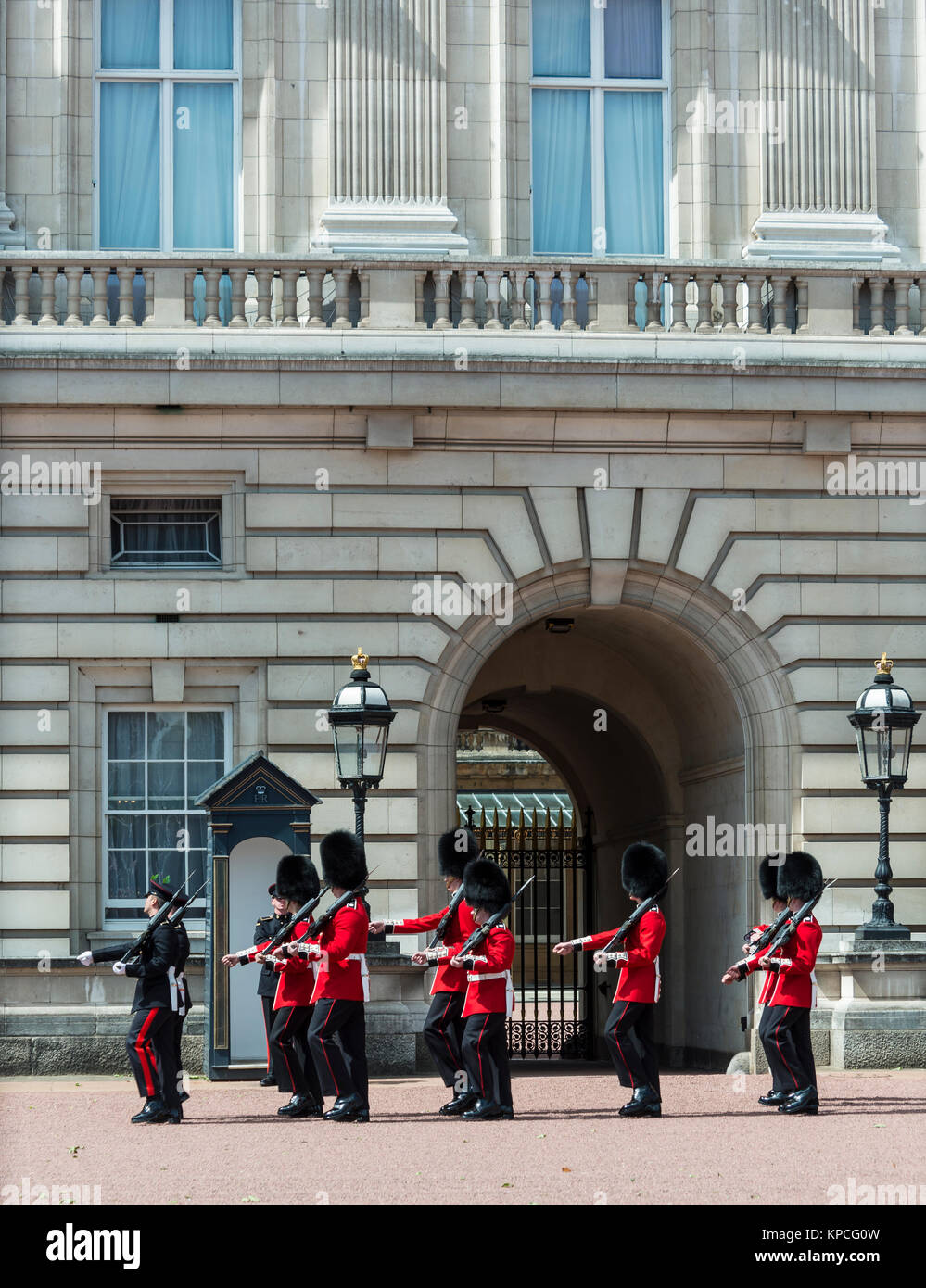 Los guardias de la Guardia Real con bearskin cap, el cambio de guardia, Tradicional cambiando, el Palacio de Buckingham, Londres, Inglaterra Foto de stock