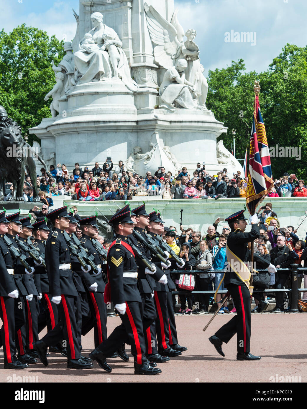 El desfile de la Guardia Real, el cambio de guardia, Tradicional cambiando, el Palacio de Buckingham, Londres, Inglaterra, Gran Bretaña Foto de stock