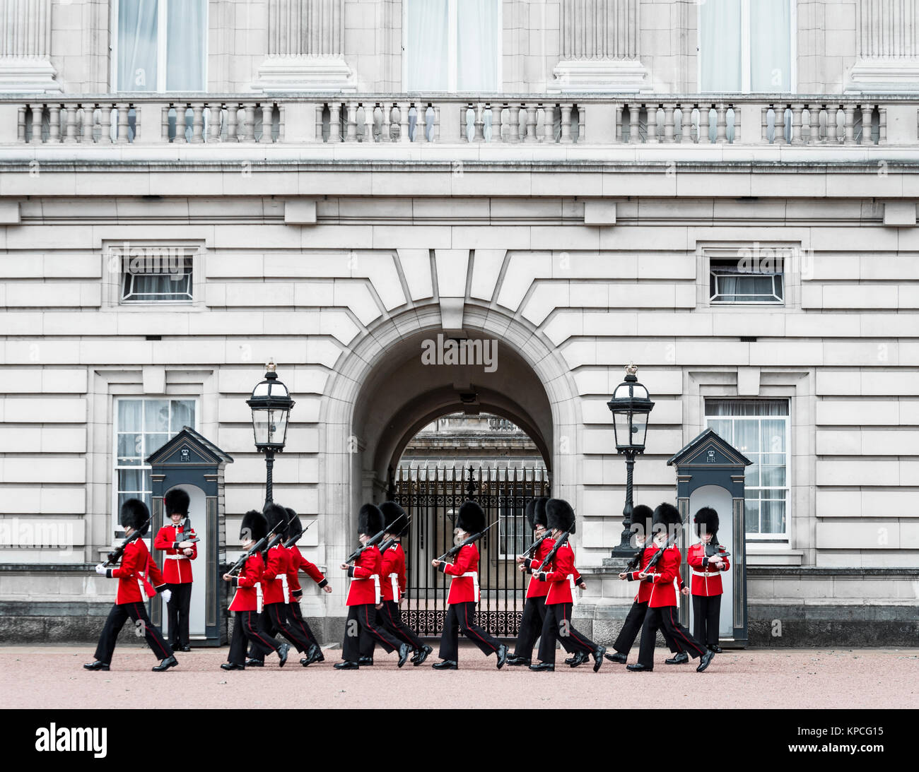 Los guardias de la Guardia Real con bearskin cap, el cambio de guardia, Tradicional cambiando, el Palacio de Buckingham, Londres, Inglaterra Foto de stock