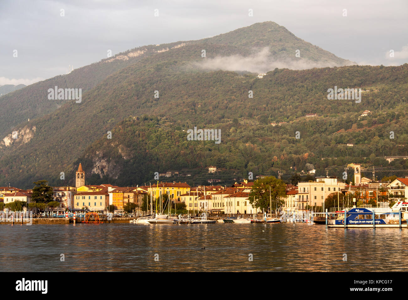 El lago de Iseo, Italia. Anochecer pintorescas vistas del lago de Iseo, y la ciudad de Iseo. La escena fue tomada mirando hacia el este desde la costa sur del lago Foto de stock