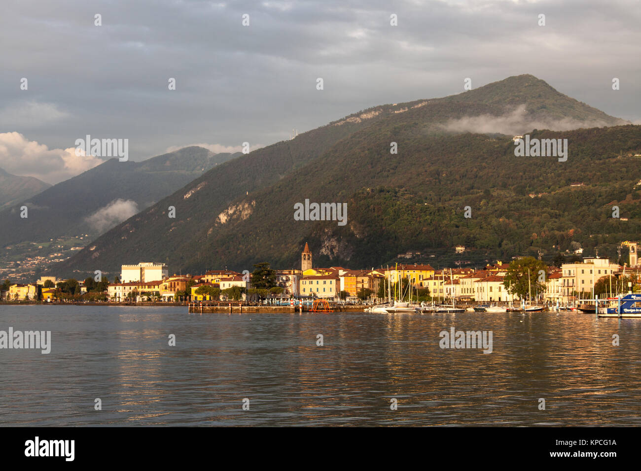 El lago de Iseo, Italia. Anochecer pintorescas vistas del lago de Iseo, y la ciudad de Iseo. La escena fue tomada mirando hacia el este desde la costa sur del lago Foto de stock