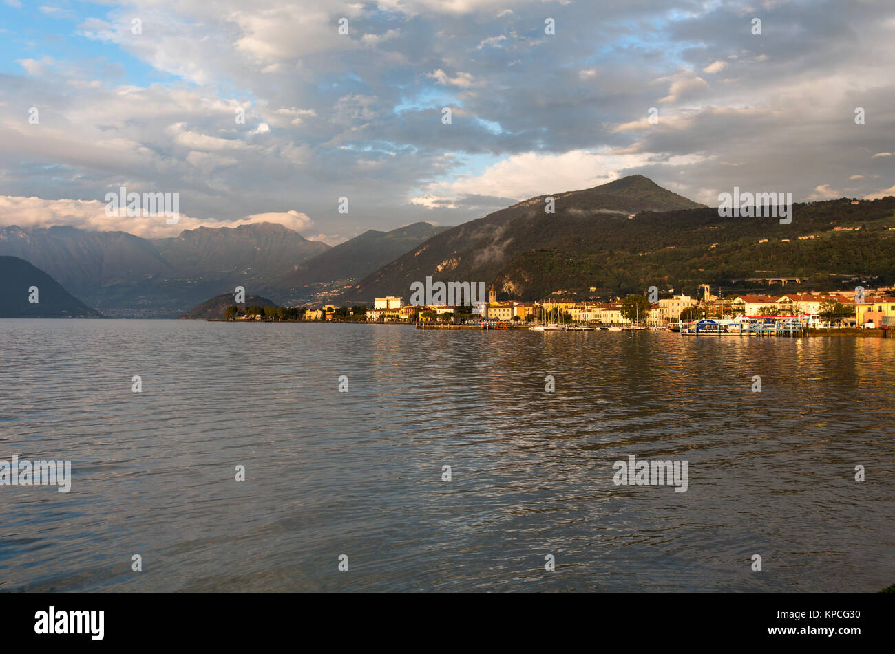 El lago de Iseo, Italia. Anochecer pintorescas vistas del lago de Iseo, y la ciudad de Iseo. La escena fue tomada mirando hacia el este desde la costa sur del lago Foto de stock