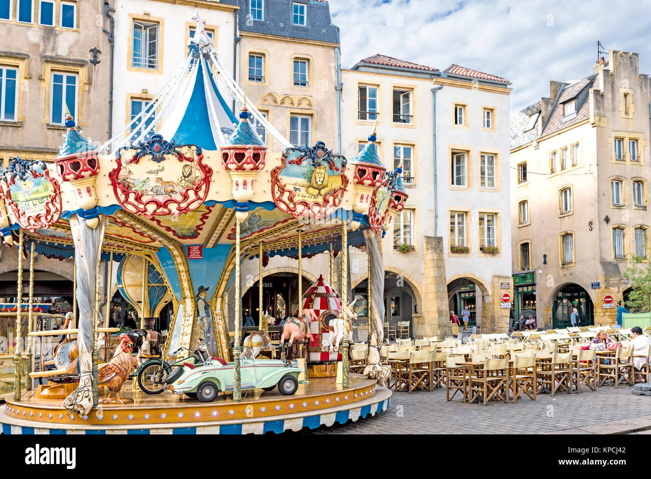Metz (Francia): merry go round en la ciudad; Karussell auf dem Platz Saint cartas Foto de stock