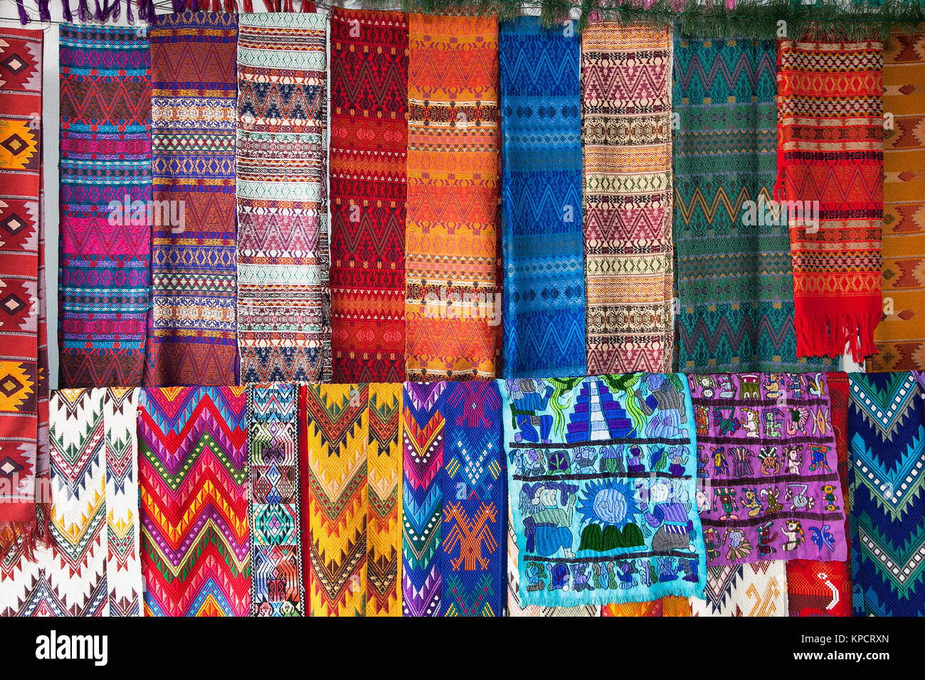 Coloridas telas tradicionales en el mercado de la calle en Flores, Guatemala  Fotografía de stock - Alamy