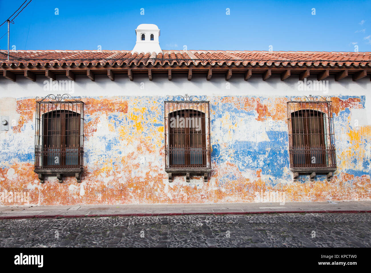Casa Colonial en tha street view de Antigua, Guatemala. América Central  Fotografía de stock - Alamy