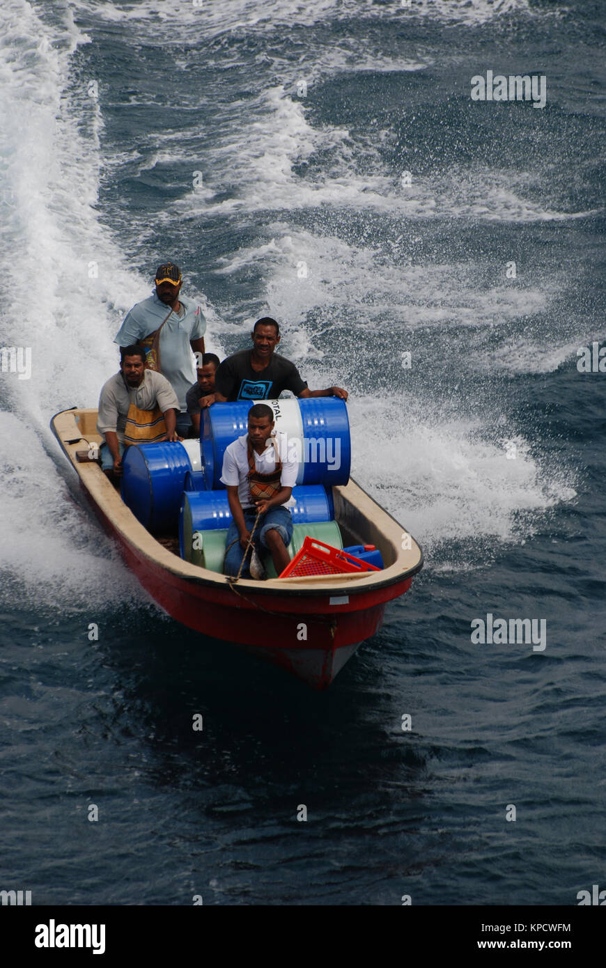 Speed Boat llevar bidones de aceite en aguas de Papua Nueva Guinea Foto de stock