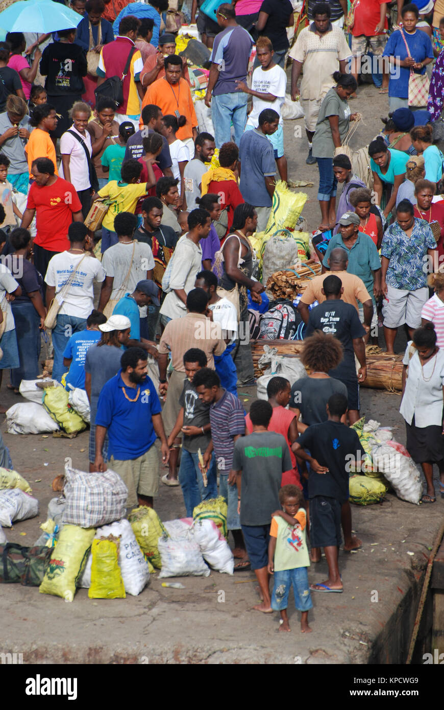 Las multitudes haciendo cola para Island Ferry Boat en Honiara, Islas Salomón Foto de stock