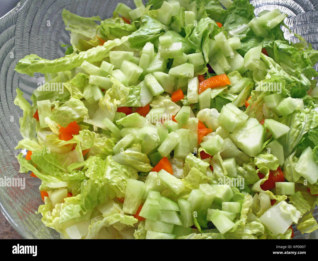 Ensalada fresca con lechuga romana, pimientos cortados en cubos y pepino Foto de stock