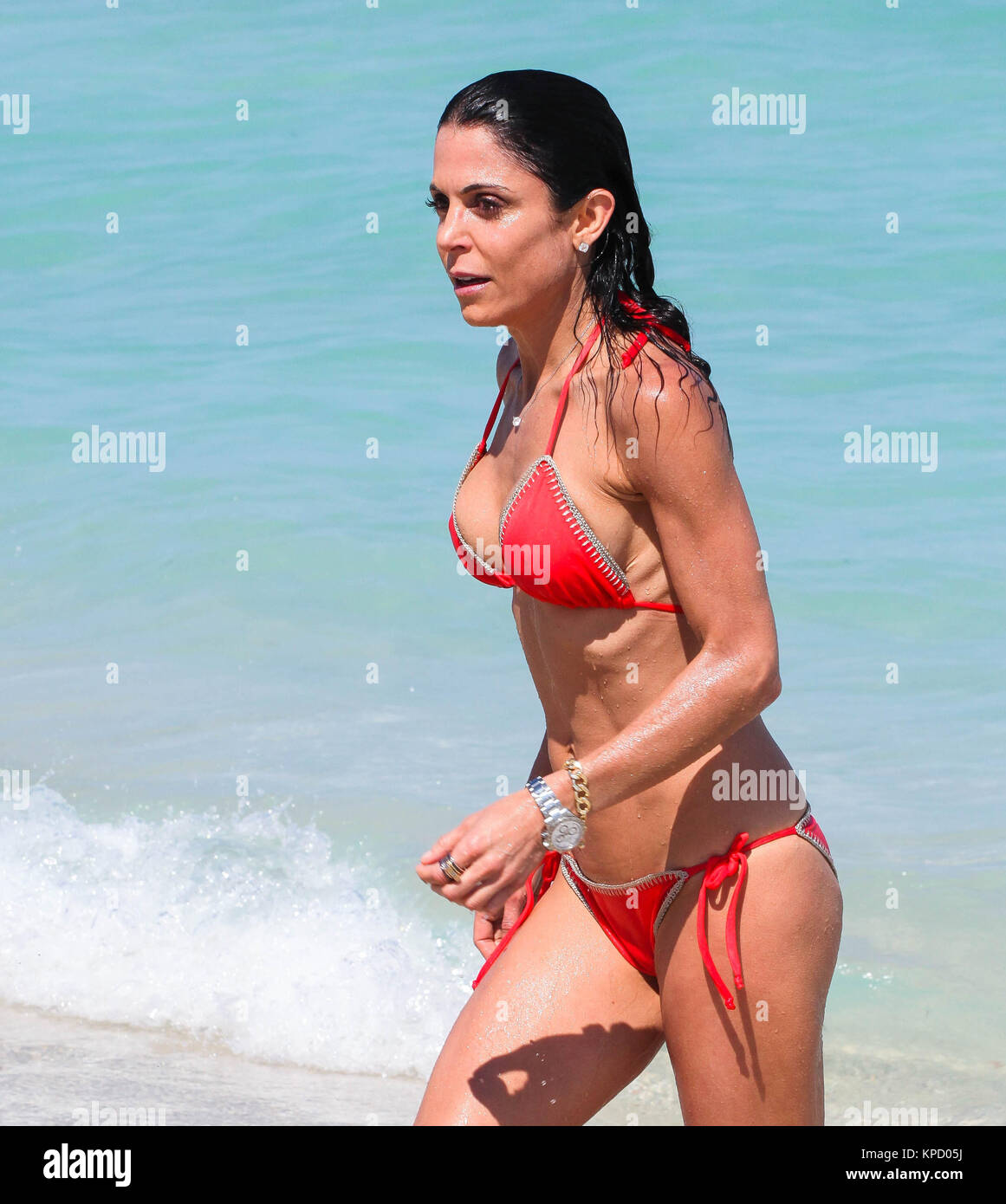 MIAMI BEACH, FL - 31 de marzo: El Real Housewives of New York star Bethenny  Frankel mira flaco en un diminuto bikini en South Beach el 31 de marzo de  2015 en