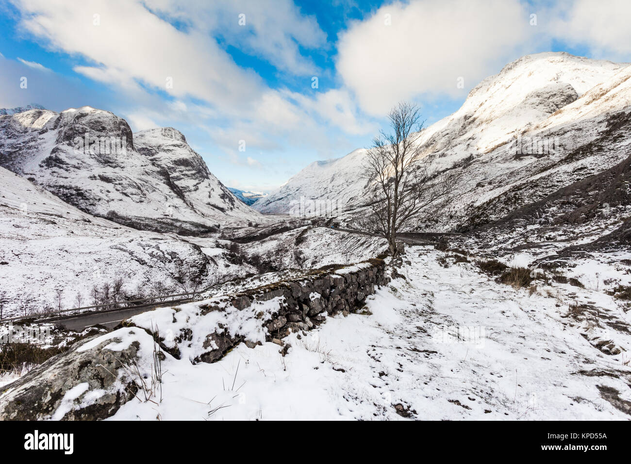 El pase de Glencoe desde la carretera militar, de las Tierras Altas de Escocia en invierno Foto de stock