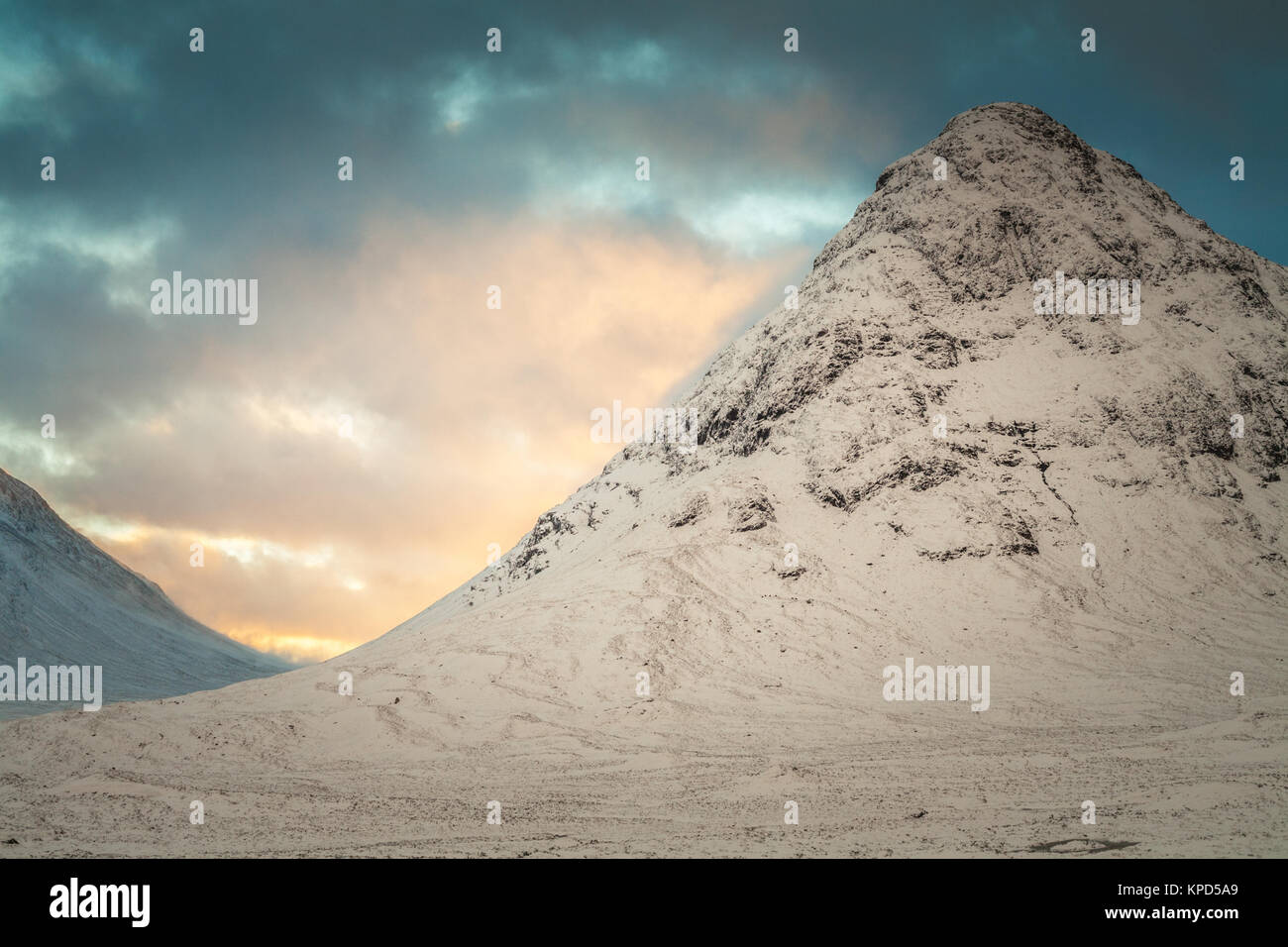 Vista de Buachaille Etive Mor, Glencoe, en invierno, la nieve Foto de stock